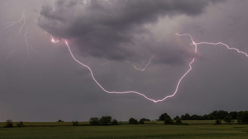 Der Blitz eines Gewitters ist am Nachmittag über einem Feld bei Oberursel-Oberstedten zu sehen. Für Teile von Hessen hatte der Deutsche Wetterdienst eine Unwetterwarnung vor schweren Gewittern herausgegeben. (zu dpa: «Gewitter mit Starkregen - Unwetterwarnungen für Sachsen»)