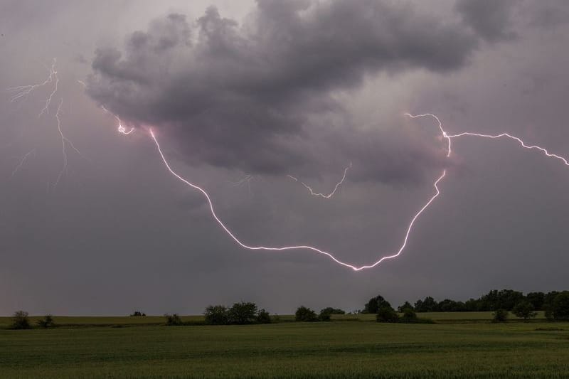 Der Blitz eines Gewitters ist am Nachmittag über einem Feld bei Oberursel-Oberstedten zu sehen. Für Teile von Hessen hatte der Deutsche Wetterdienst eine Unwetterwarnung vor schweren Gewittern herausgegeben. (zu dpa: «Gewitter mit Starkregen - Unwetterwarnungen für Sachsen»)