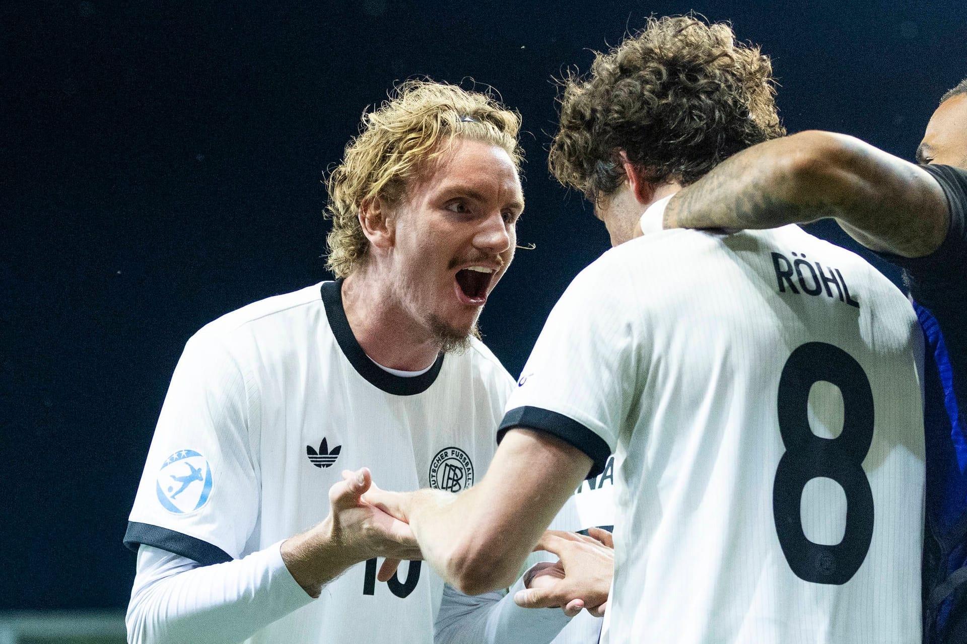 Nick Woltemade jubelt mit Merlin Röhl (r.): Deutschland steht im Halbfinale.