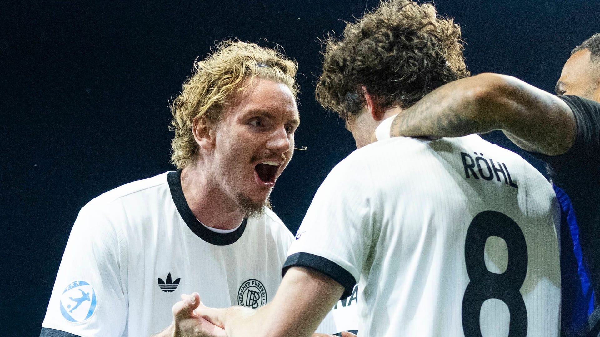 Nick Woltemade jubelt mit Merlin Röhl (r.): Deutschland steht im Halbfinale.