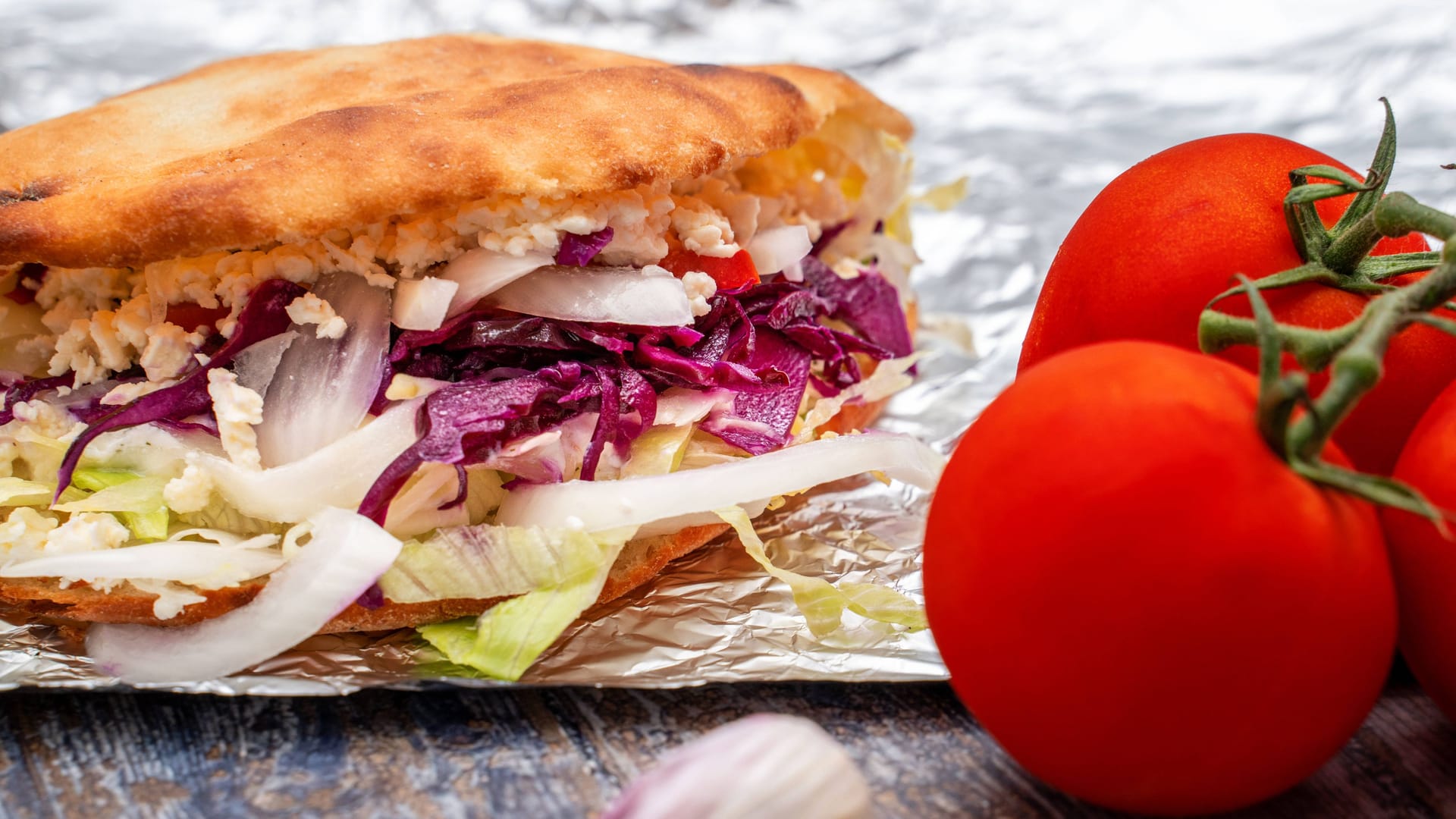 Döner auf einem Tisch (Symbolfoto): Der Preis hat zuletzt deutlich zugenommen. Döner auf einem Tisch (Symbolfoto): Der Preis hat zuletzt deutlich zugenommen.