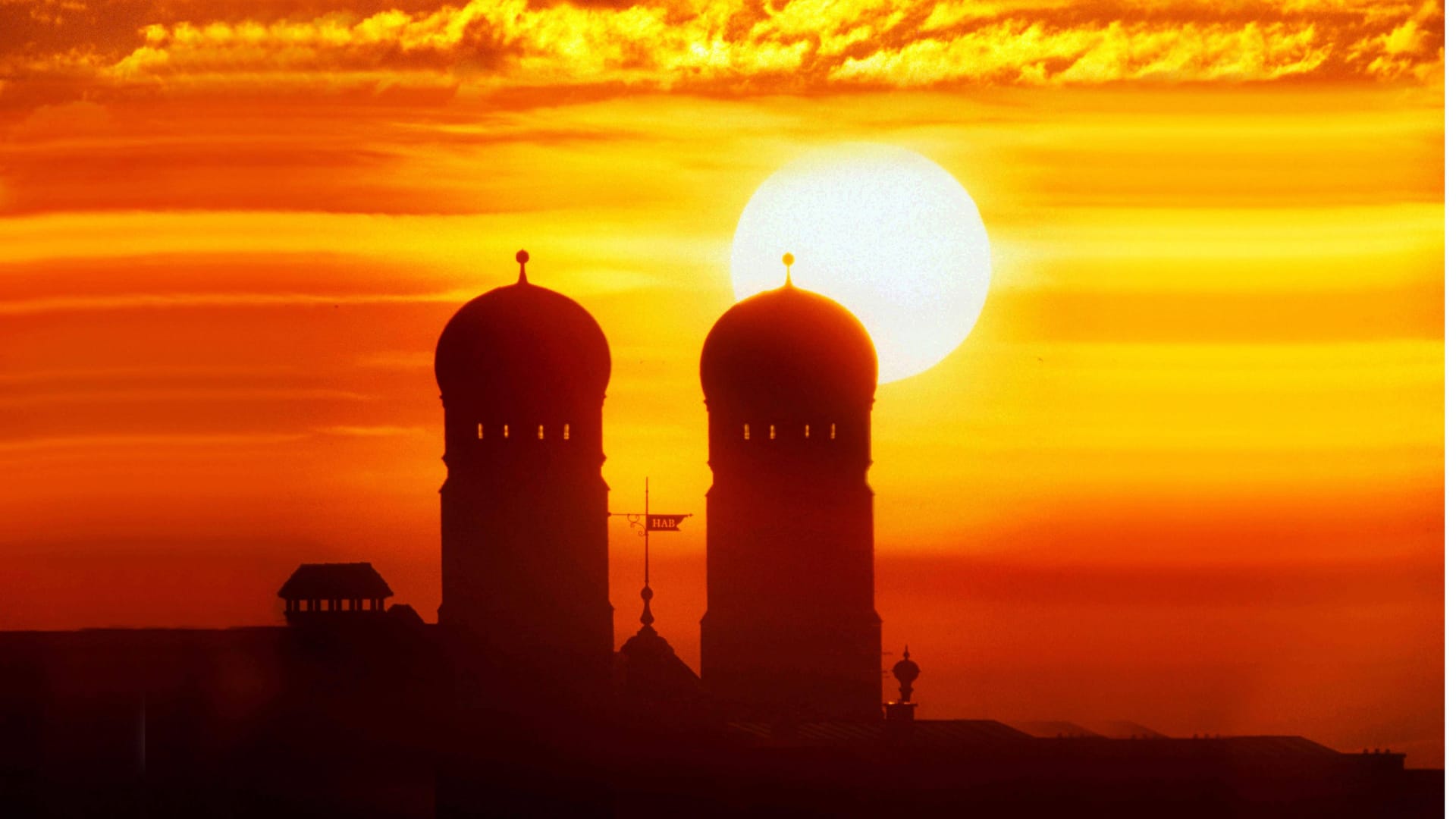 Frauenkirche vor der Sonne (Symbolfoto): Fast jeder dritte Münchner ist laut der Umwelthilfe von Hitze in der Stadt betroffen. Frauenkirche vor der Sonne (Symbolfoto): Fast jeder dritte Münchner ist laut der Umwelthilfe von Hitze in der Stadt betroffen.