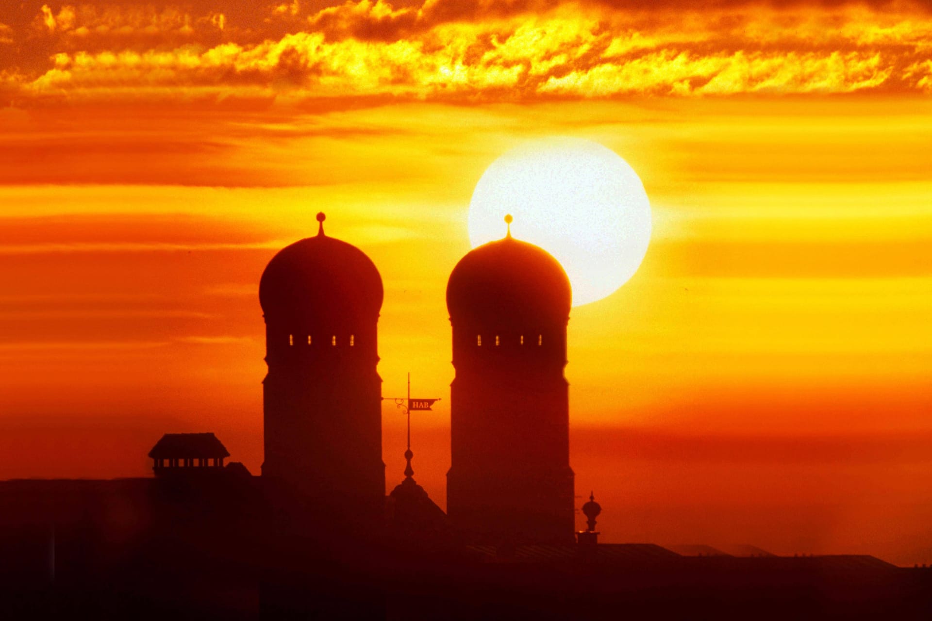 Frauenkirche vor der Sonne (Symbolfoto): Fast jeder dritte Münchner ist laut der Umwelthilfe von Hitze in der Stadt betroffen.