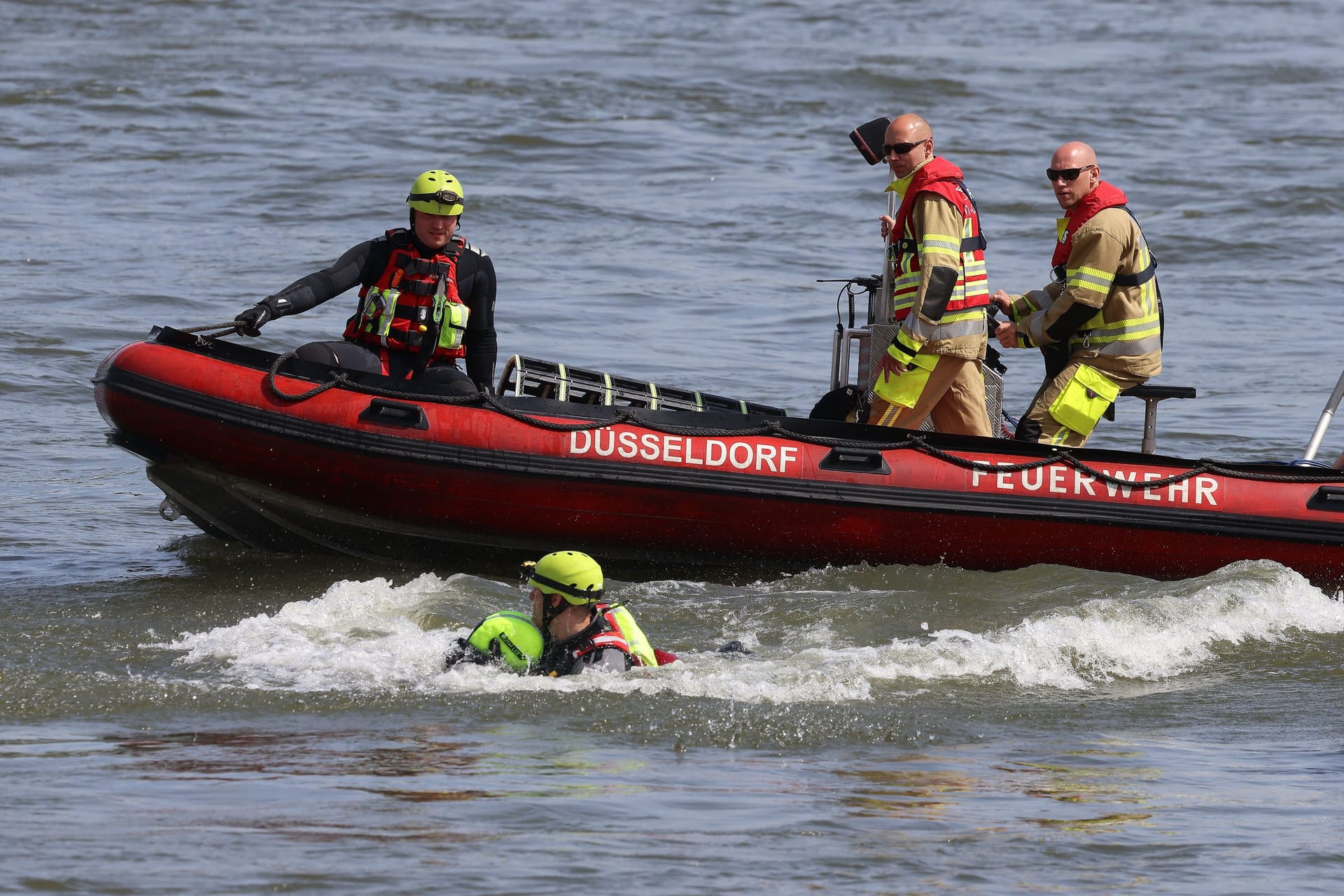 Einsatzkräfte der Feuerwehr auf dem Rhein in Düsseldorf (Archivbild): Immer wieder kommt es zu tödlichen Badeunfällen.