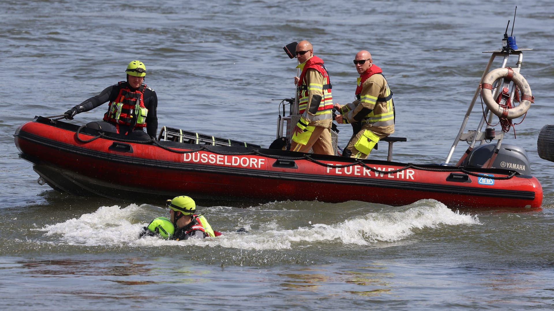 Einsatzkräfte der Feuerwehr auf dem Rhein in Düsseldorf (Archivbild): Immer wieder kommt es zu tödlichen Badeunfällen.