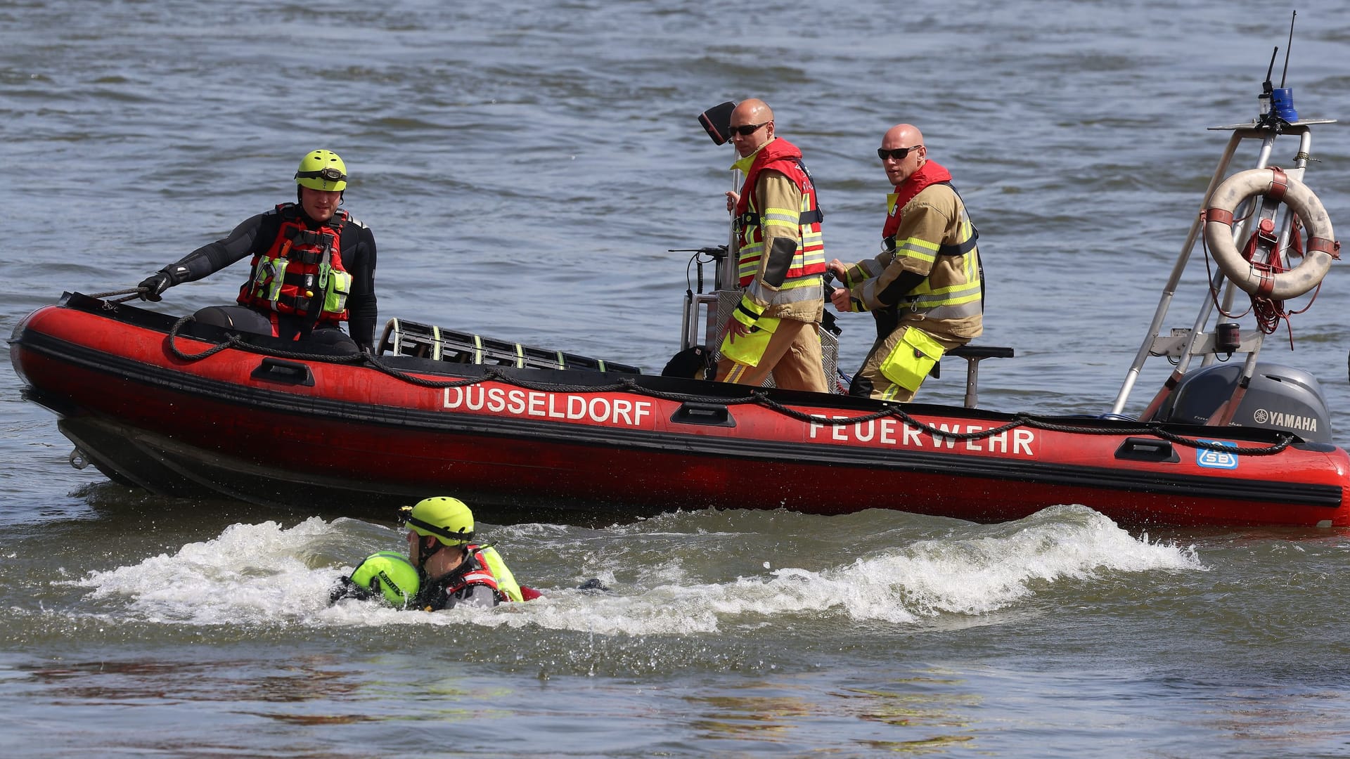 Die Strömungsretter der Feuerwehr: Sie zeigen, wie sie bei in Not geratenen Schwimmern in fließendem Gewässer vorgehen.