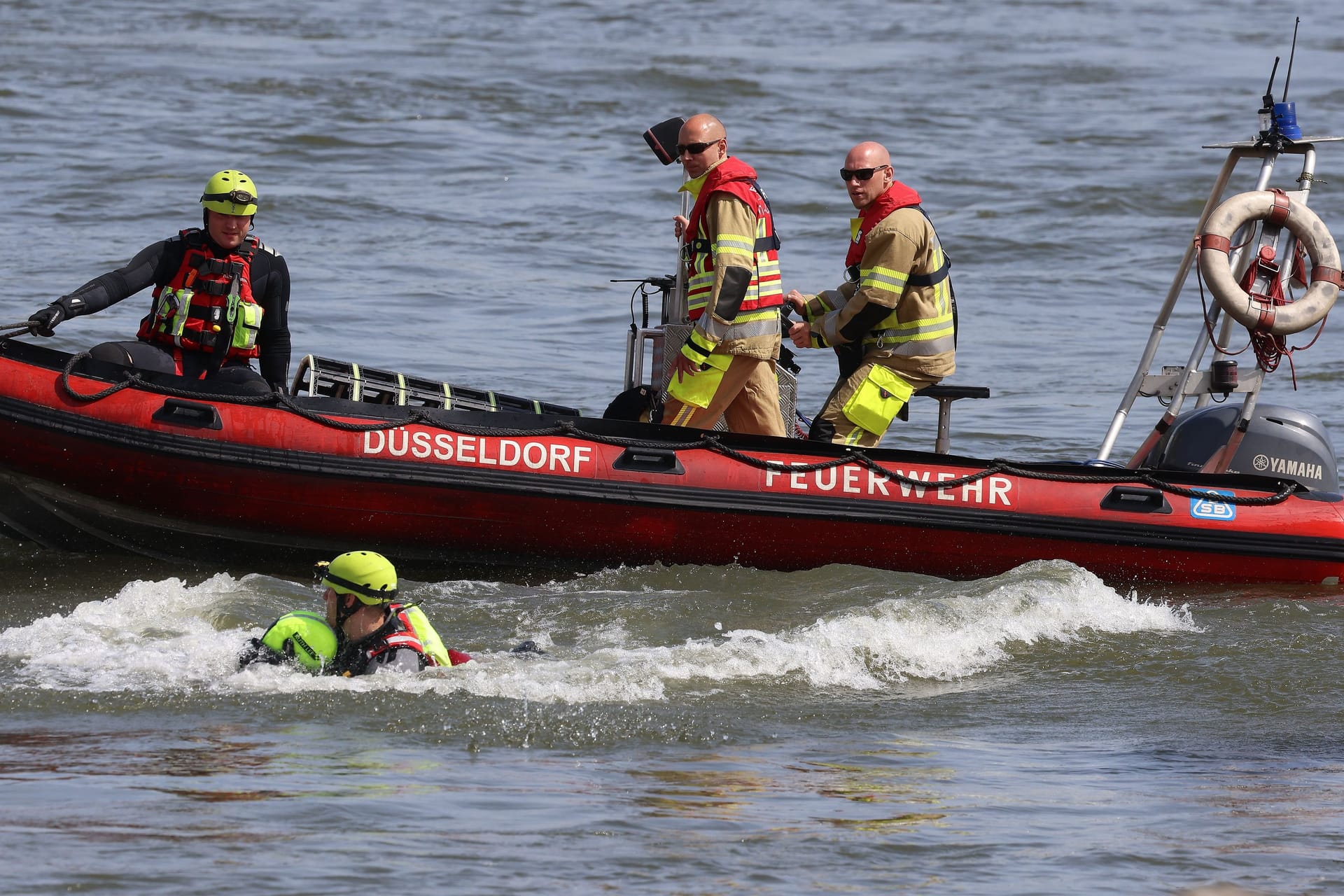 Die Strömungsretter der Feuerwehr: Sie zeigen, wie sie bei in Not geratenen Schwimmern in fließendem Gewässer vorgehen.