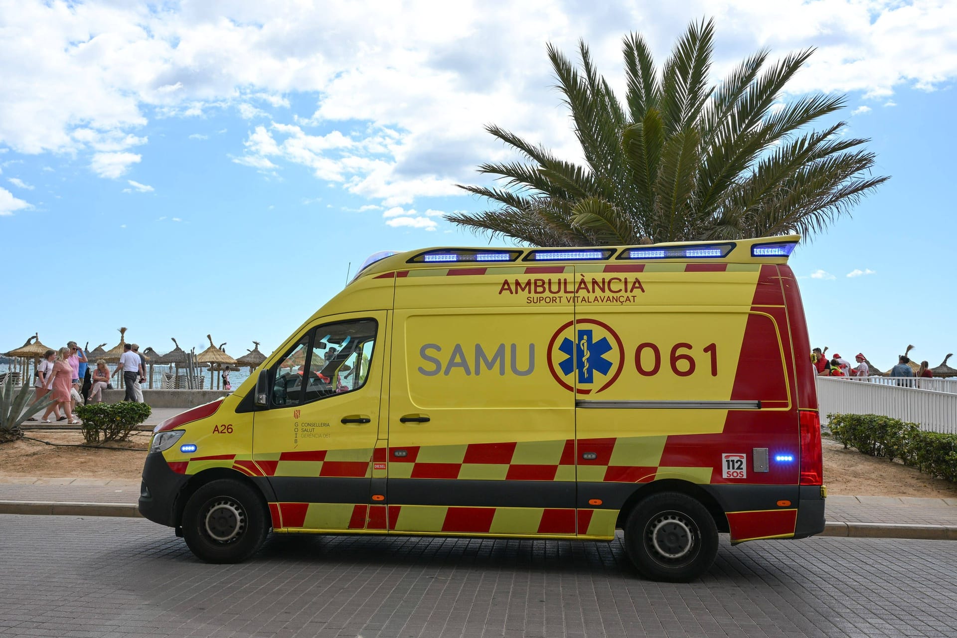Ein Rettungswagen auf Mallorca (Symbolbild): Für einen 32-Jährigen kam nach einem Hitzschlag jede Hilfe zu spät.