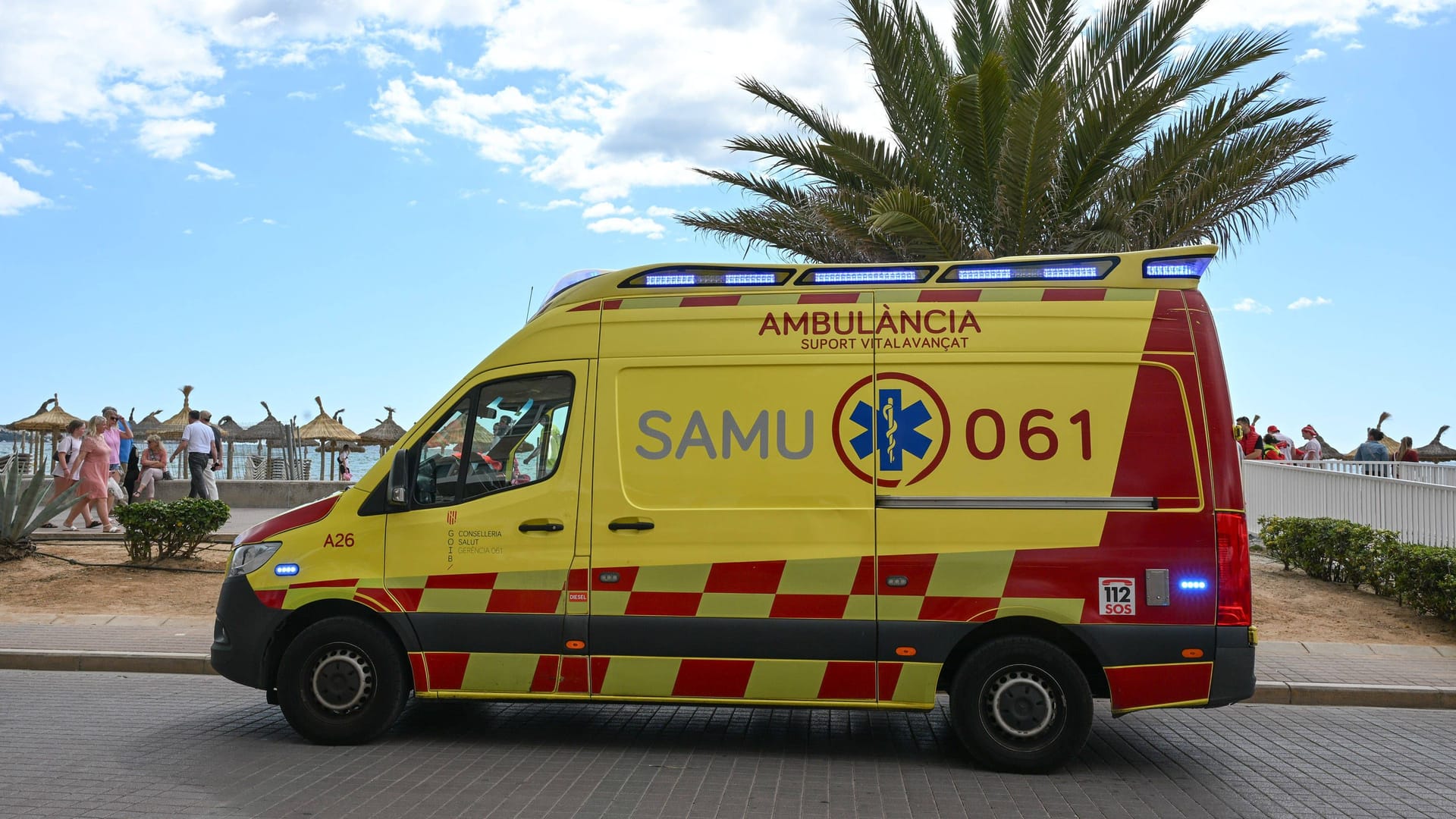 Ein Rettungswagen auf Mallorca (Symbolbild): Für einen 32-Jährigen kam nach einem Hitzschlag jede Hilfe zu spät.