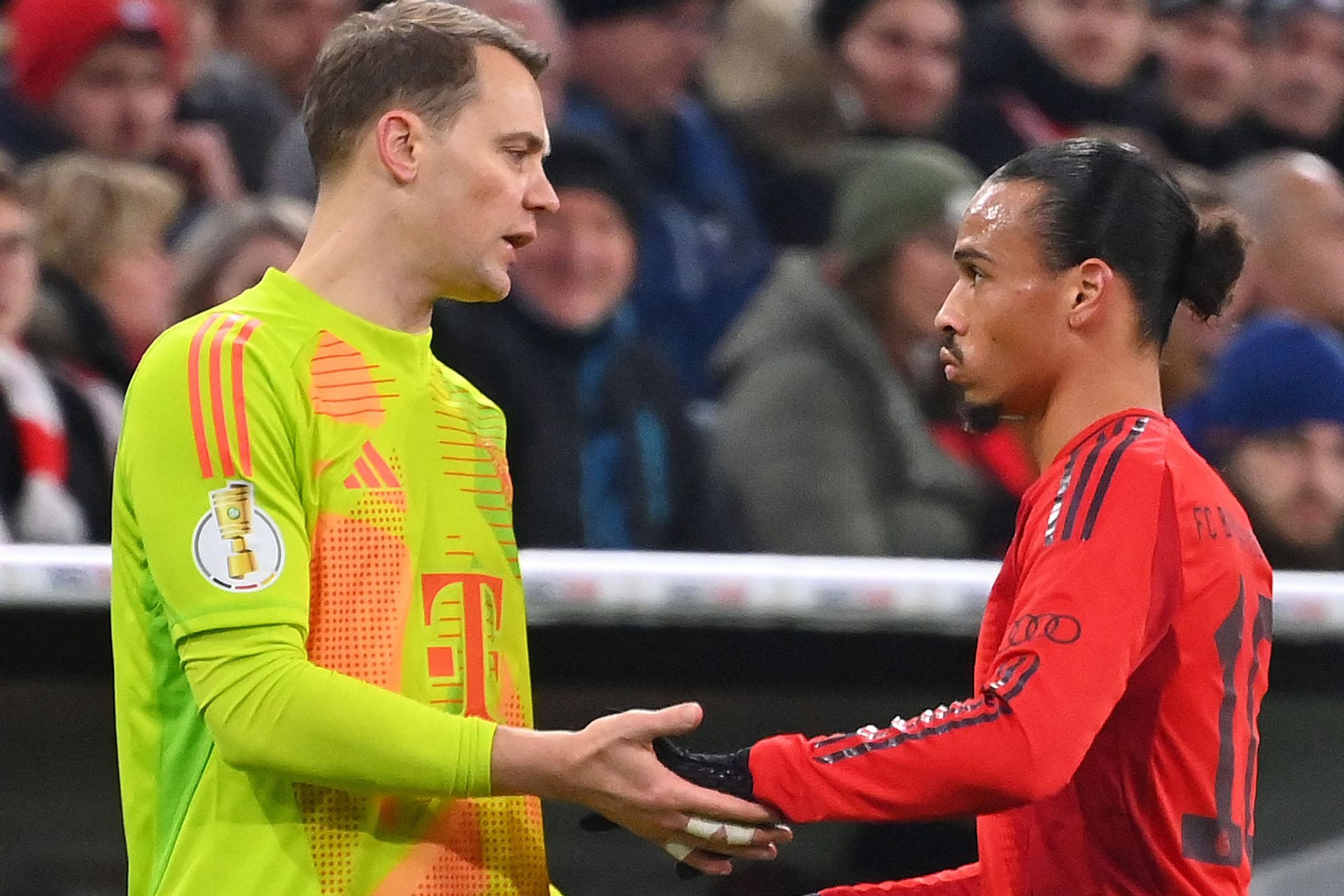 Bayern-Torwart Neuer (li.) und Sané: Die beiden spielten seit 2020 gemeinsam beim FC Bayern.