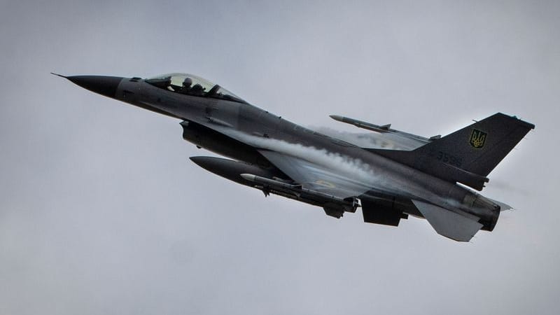 Ein F-16-Kampfjet der ukrainischen Luftwaffe im Flug: In der Nacht auf Samstag starb ein Pilot, nachdem sein Flugzeug beschossen wurde.