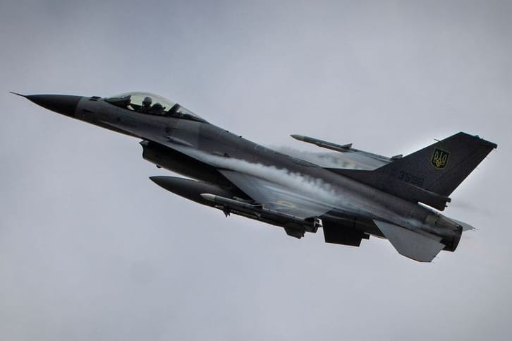 Ein F-16-Kampfjet der ukrainischen Luftwaffe im Flug: In der Nacht auf Samstag starb ein Pilot, nachdem sein Flugzeug beschossen wurde.
