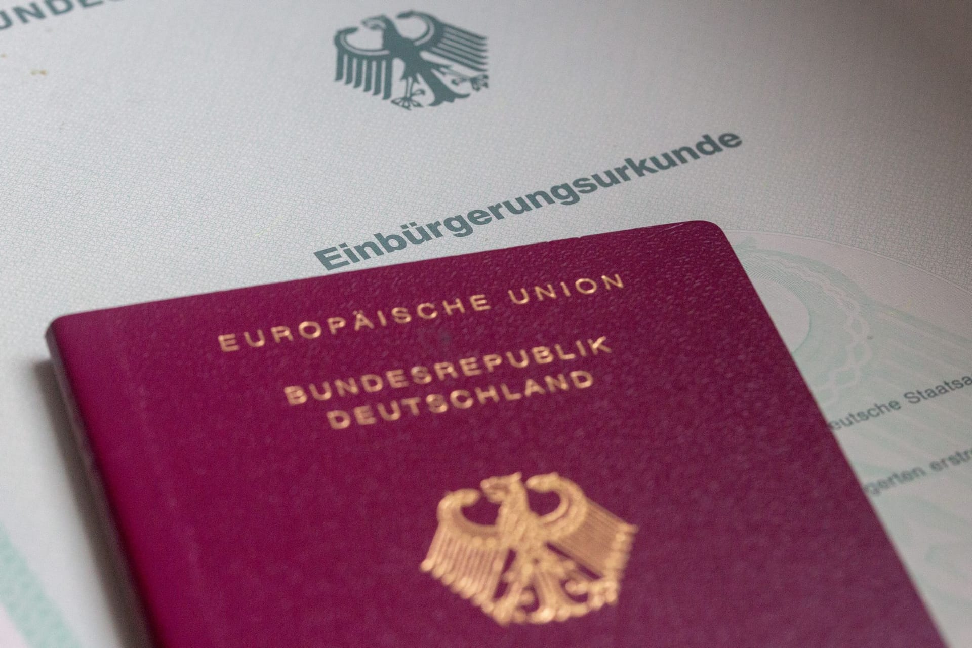 Einbürgerungsurkunde und Reisepass Einbürgerungsurkunde und Reisepass