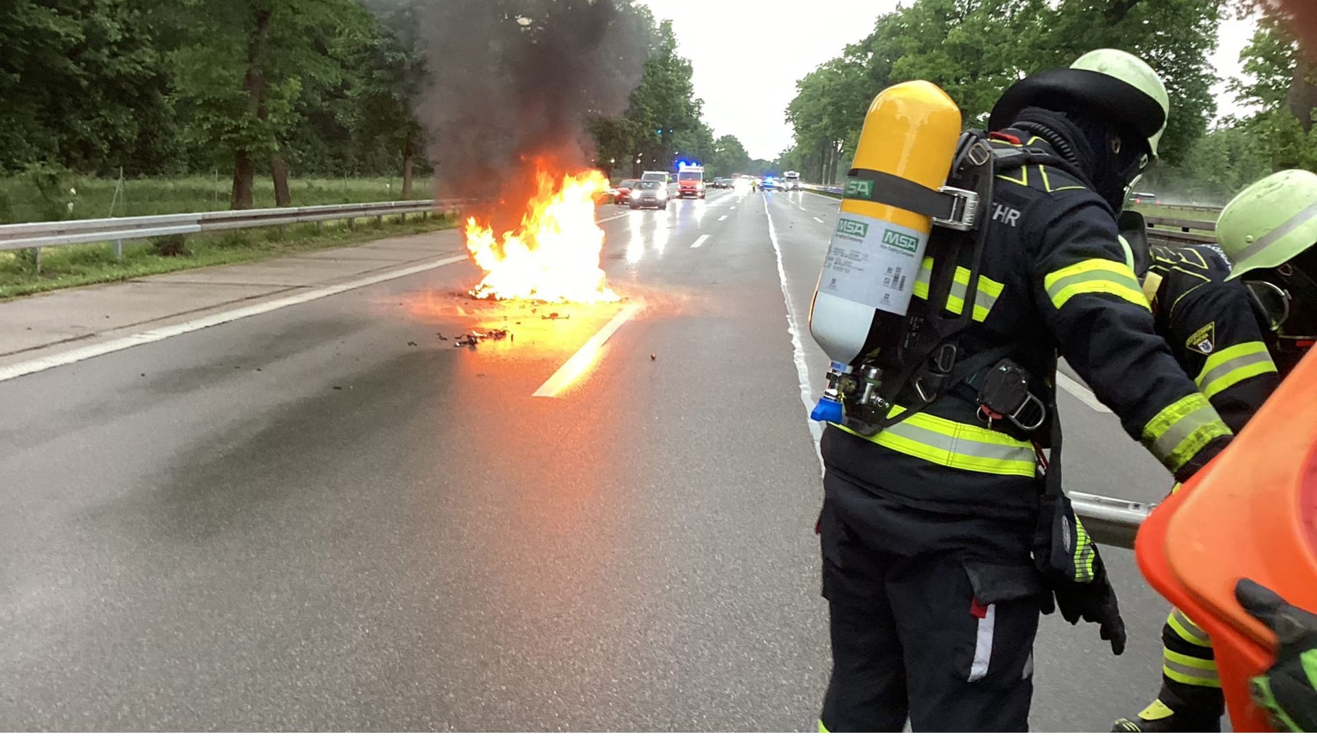 Einsatzkräfte löschen das brennende Motorrad auf der A95.