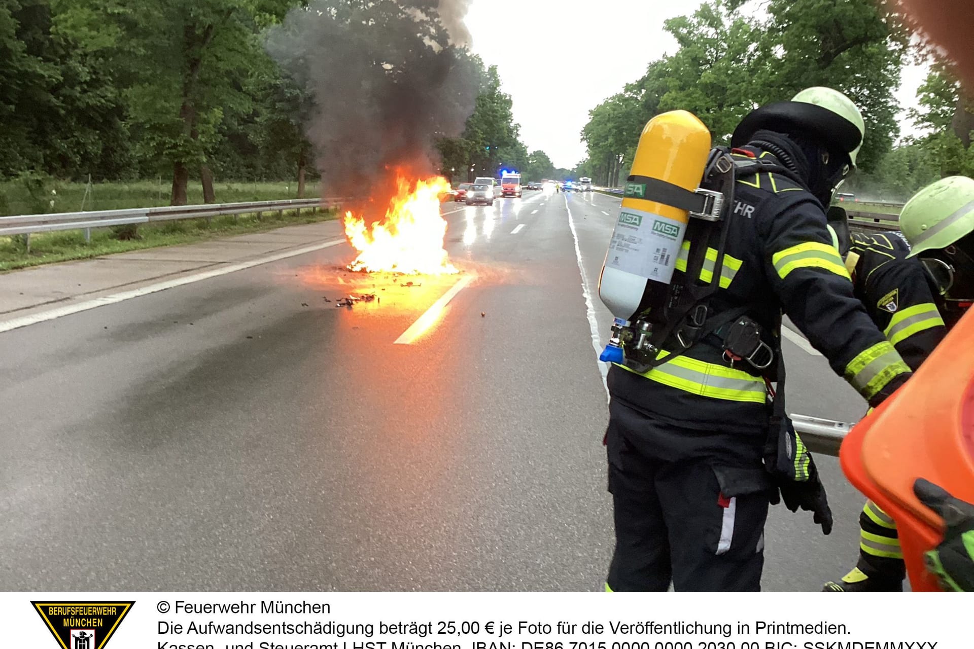 Einsatzkräfte löschen das brennende Motorrad auf der A95.