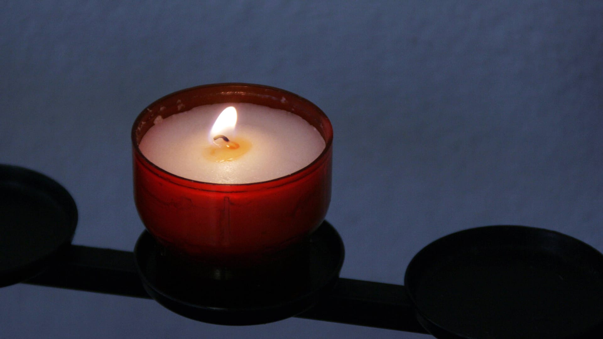 Brennende Kerze (Symbolbild): Die Kreisverwaltung hat nach dem plötzlichen Tod von Tobias Heilmann einen Trauerort eingerichtet. Brennende Kerze (Symbolbild): Die Kreisverwaltung hat nach dem plötzlichen Tod von Tobias Heilmann einen Trauerort eingerichtet.