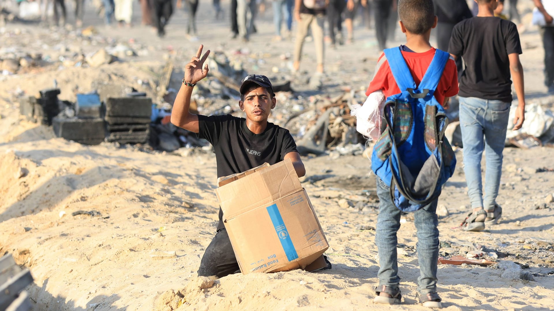 Palästinenser im Gazastreifen haben Lebensmittel an einer Ausgabestelle bekommen.