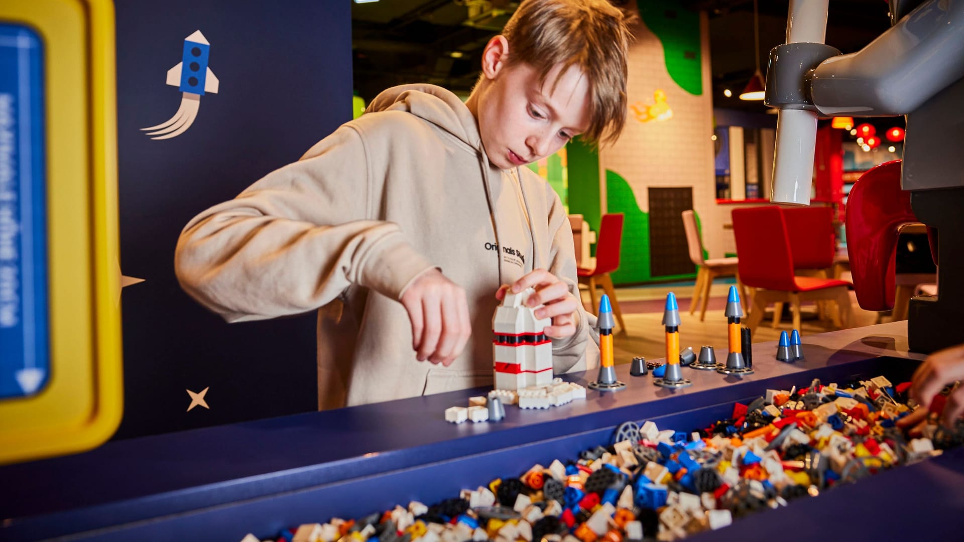 Ein Junge baut eine Rakete aus Legosteinen: Im Lego Discovery Centre Hamburg gibt es einiges zu entdecken und auszuprobieren. Ein Junge baut eine Rakete aus Legosteinen: Im Lego Discovery Centre Hamburg gibt es einiges zu entdecken und auszuprobieren.