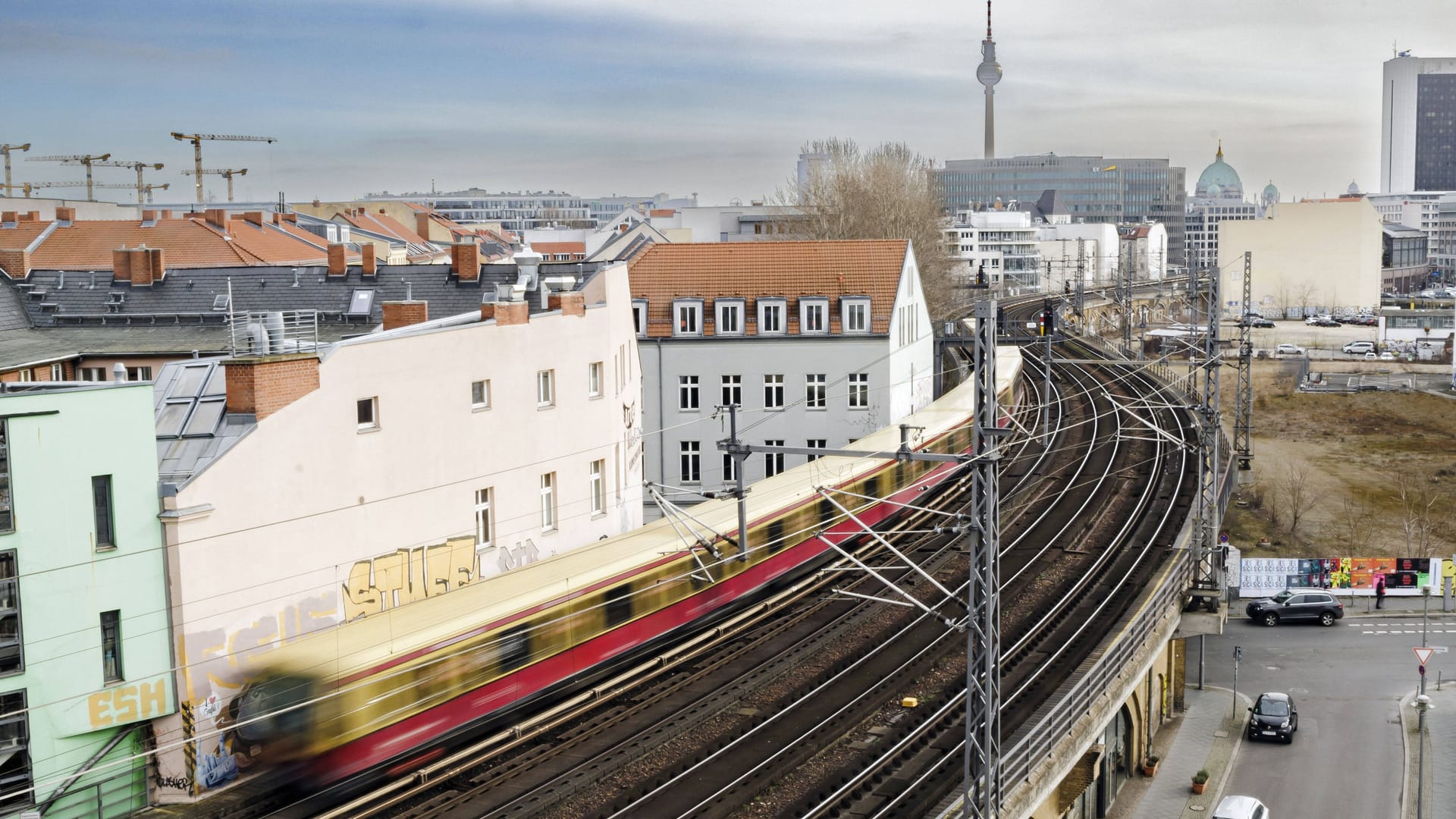 Eine S-Bahn fährt in der Nähe des Bahnhofes Friedrichstraße (Archivbild): Am Morgen gibt es Einschränkungen im ÖPNV. Eine S-Bahn fährt in der Nähe des Bahnhofes Friedrichstraße (Archivbild): Am Morgen gibt es Einschränkungen im ÖPNV.