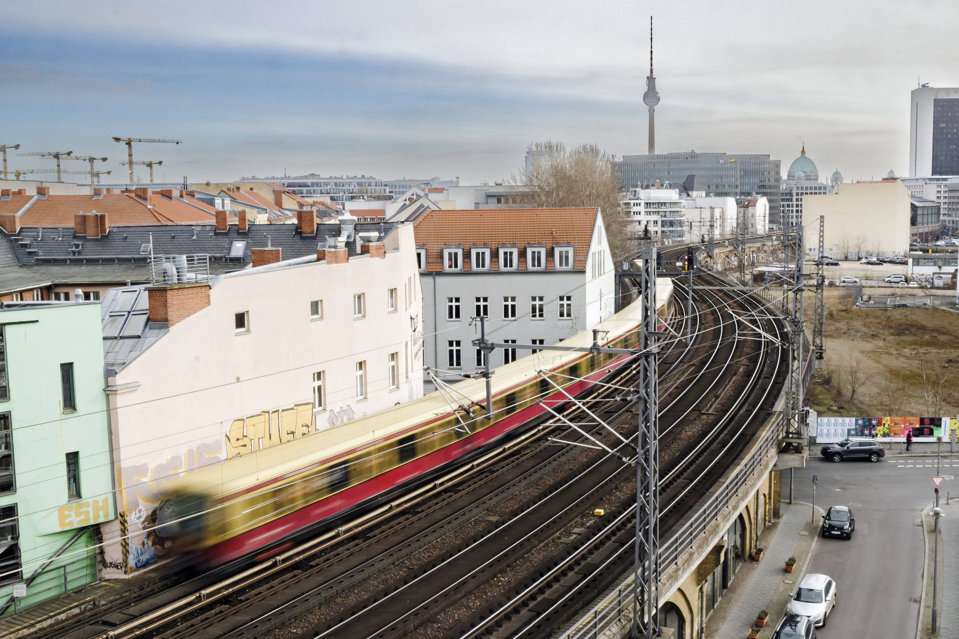 Eine S-Bahn fährt in der Nähe des Bahnhofes Friedrichstraße (Archivbild): Am Morgen gibt es Einschränkungen im ÖPNV.