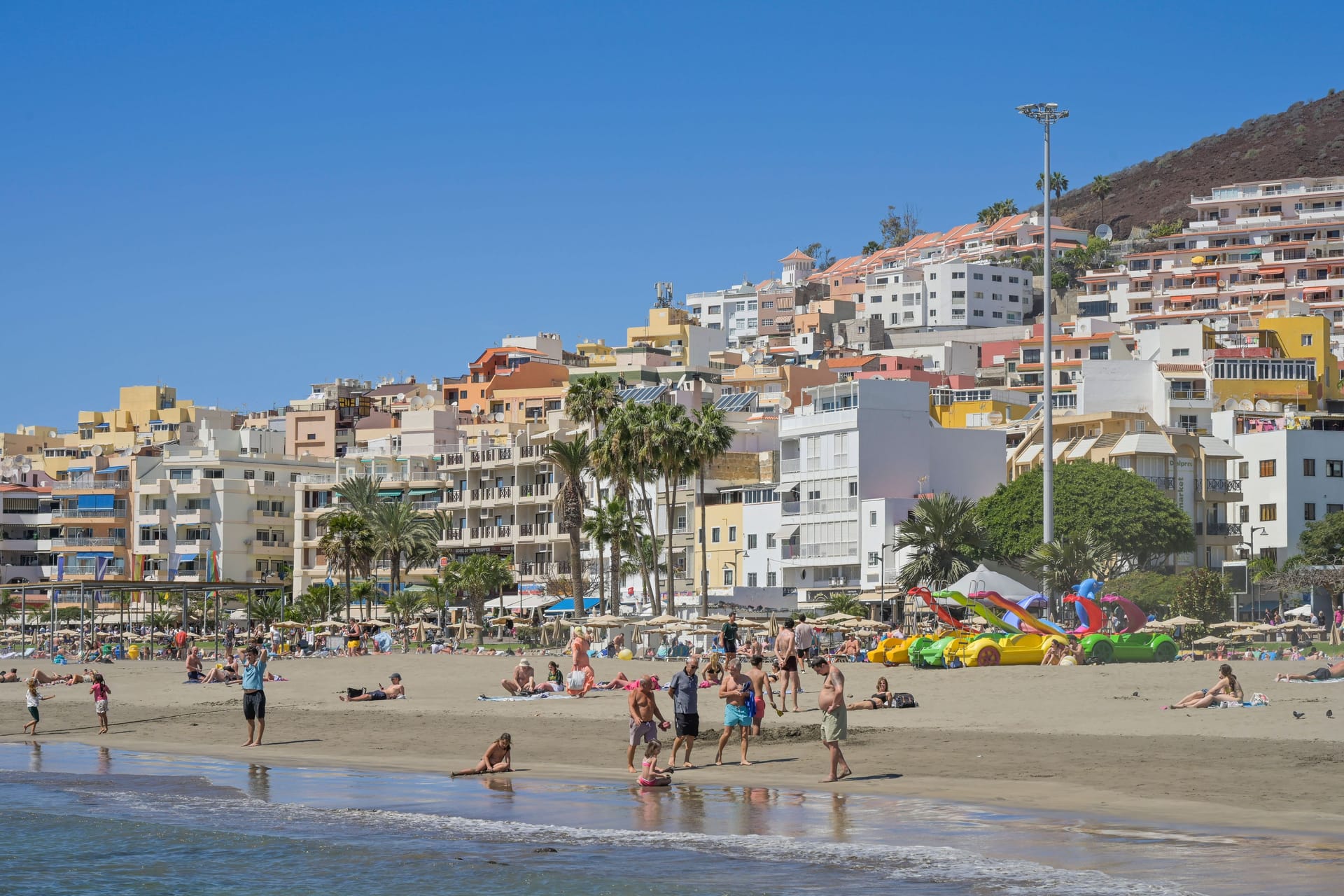 Playa de Los Cristianos auf Teneriffa: Wer hier ein Hotelzimmer bucht, zahlt im Vergleich zum Vorjahr etwas weniger.