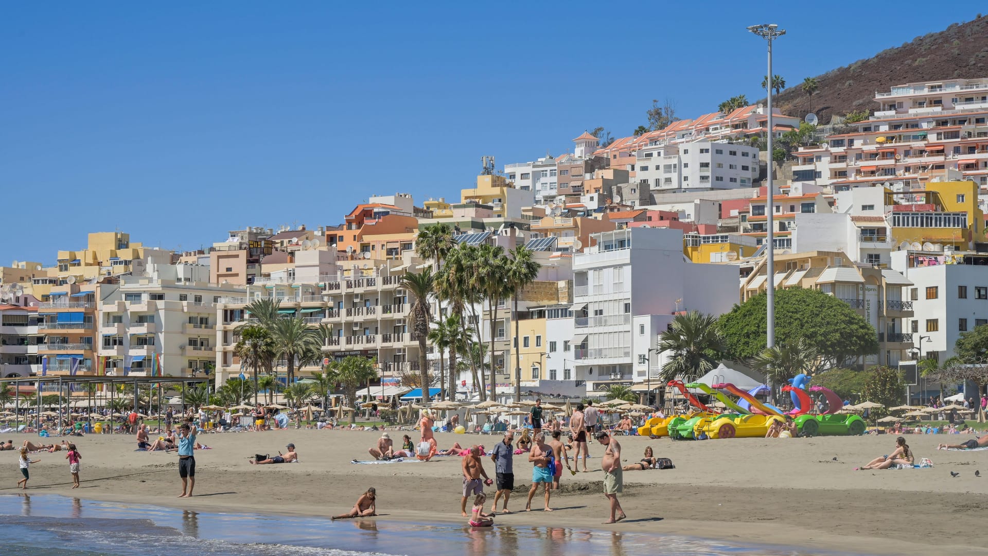Playa de Los Cristianos auf Teneriffa: Wer hier ein Hotelzimmer bucht, zahlt im Vergleich zum Vorjahr etwas weniger.
