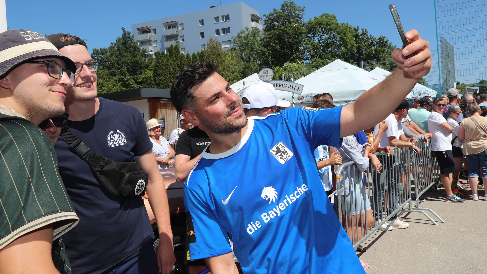 Kevin Volland macht ein Selfie mit Fans: Für viele ist der Ex-Nationalspieler der große Hoffnungsträger für die neue Saison.