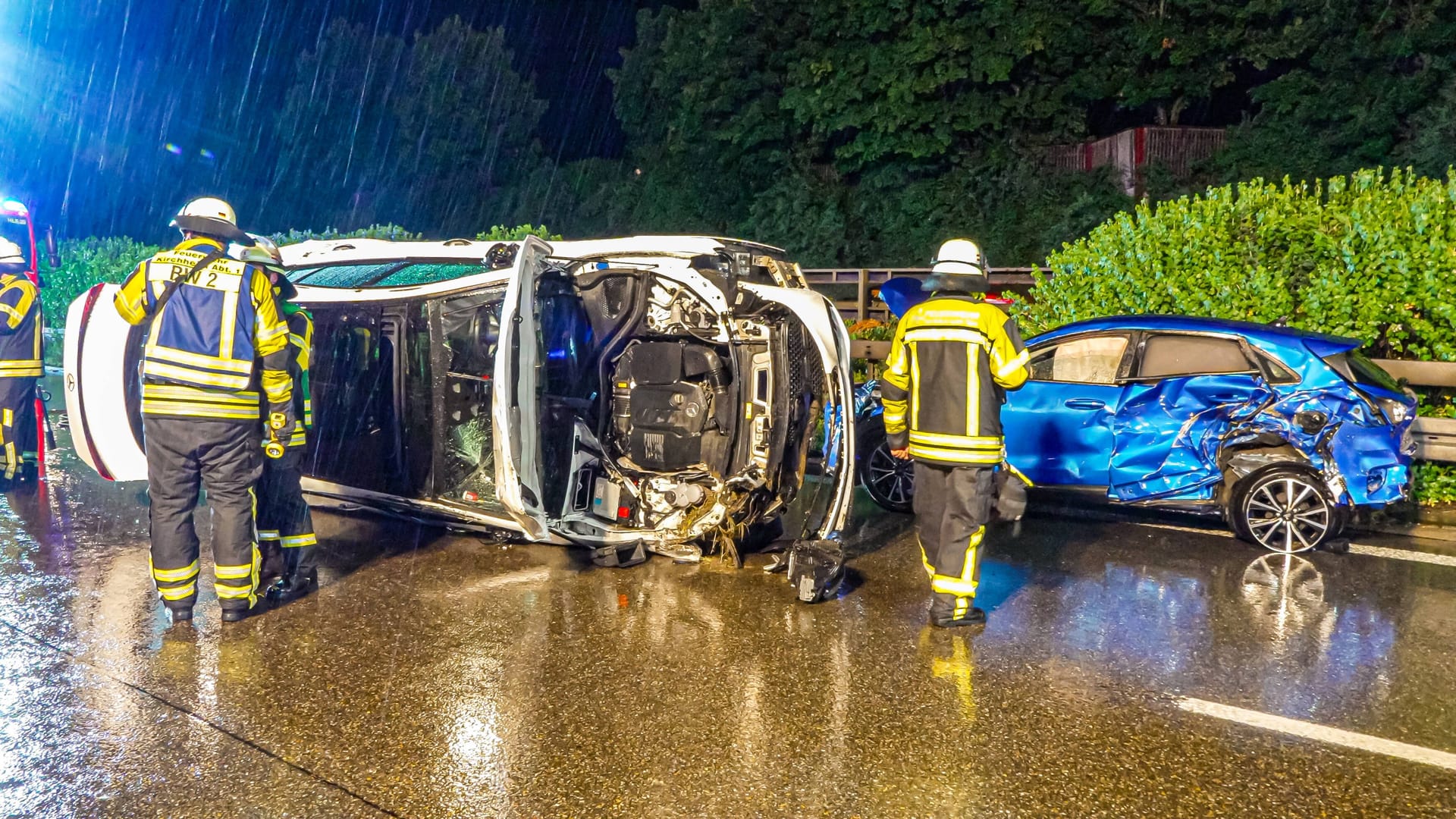 Zwei Autos krachen wegen Aquaplanings in die Leitplanke: Auf der A8 gab es lange Staus.