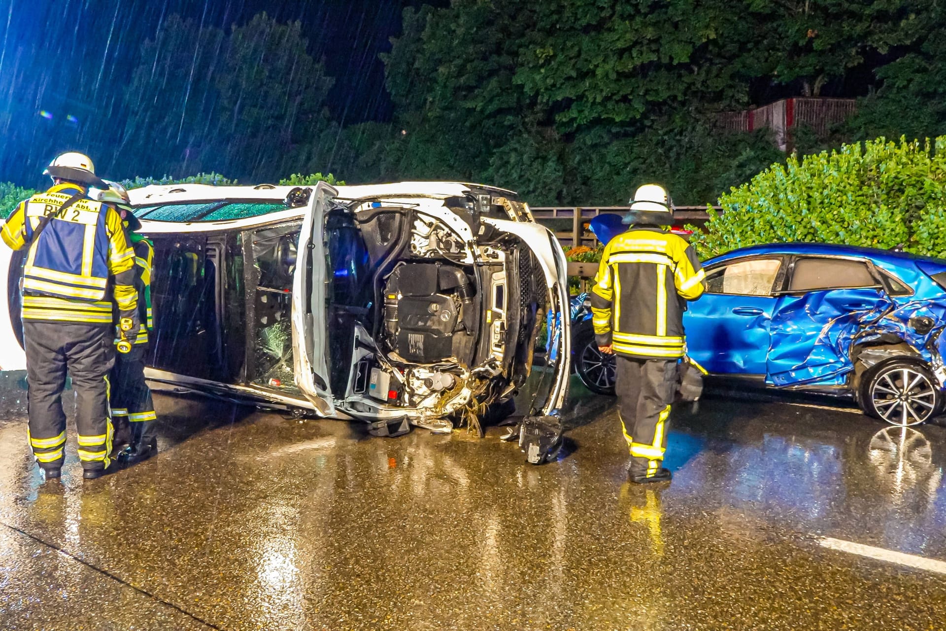 Zwei Autos krachen wegen Aquaplanings in die Leitplanke: Auf der A8 gab es lange Staus.