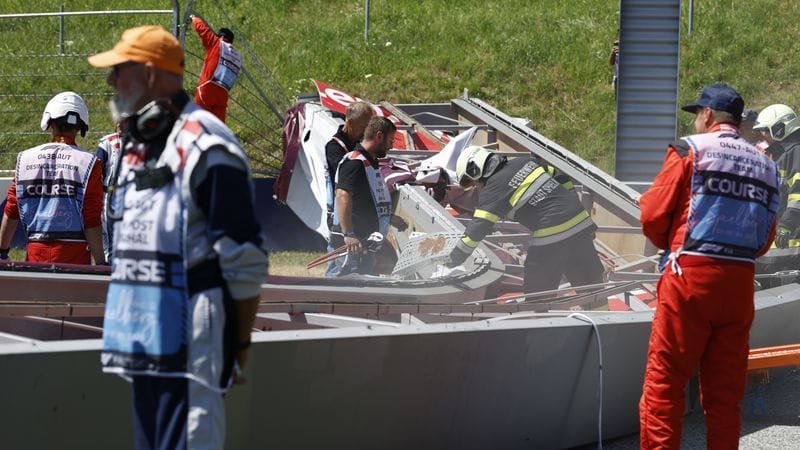 Einsatzkräfte vor Ort: Vor dem Rennen ist ein großes Metall-Werbebanner herunter gekracht.