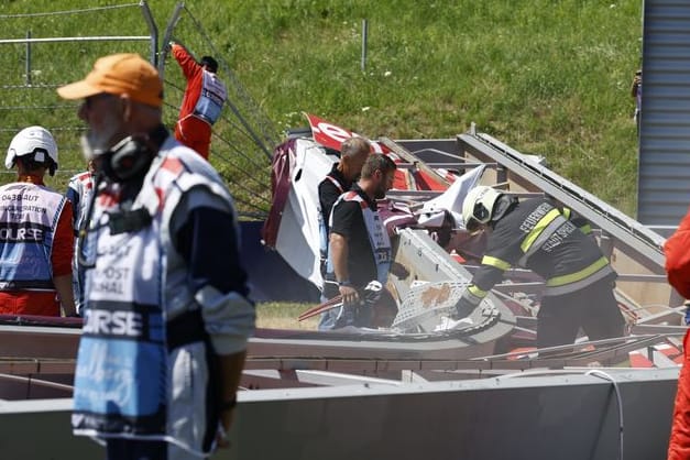 Einsatzkräfte vor Ort: Vor dem Rennen ist ein großes Metall-Werbebanner herunter gekracht.