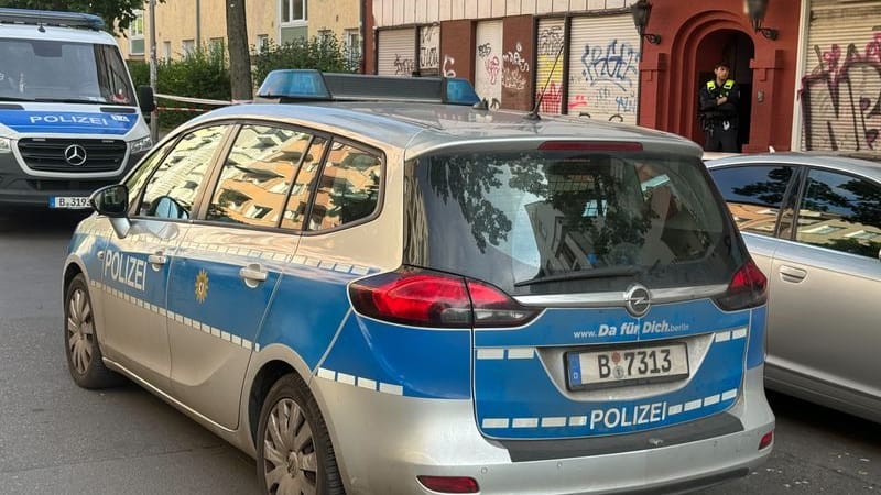 Einsatzfahrzeuge am Tatort: Die Mordkommission ermittelt.