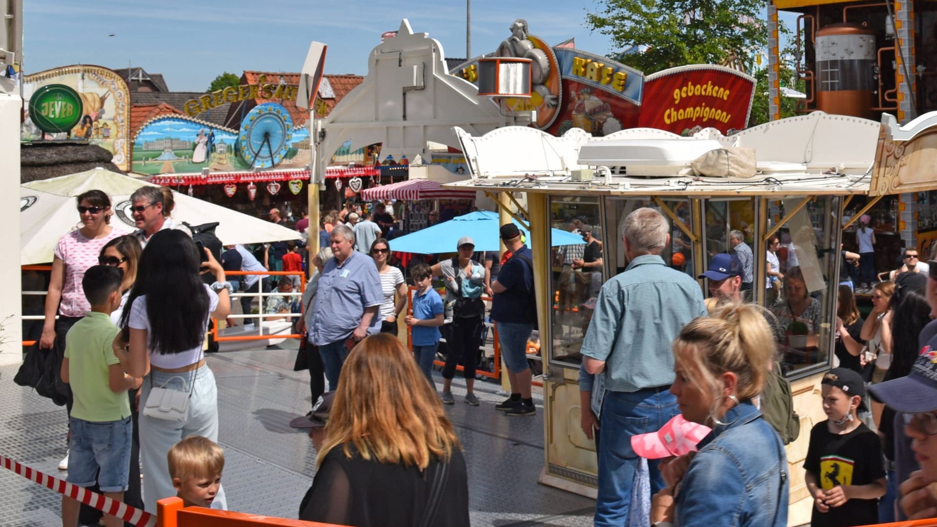 Menschen sind auf dem Pfingstmarkt unterwegs (Archivbild): Jedes Jahr feiern rund 100.000 Besucher in Neukloster – kurz vor den Toren Hamburgs. Menschen sind auf dem Pfingstmarkt unterwegs (Archivbild): Jedes Jahr feiern rund 100.000 Besucher in Neukloster – kurz vor den Toren Hamburgs.