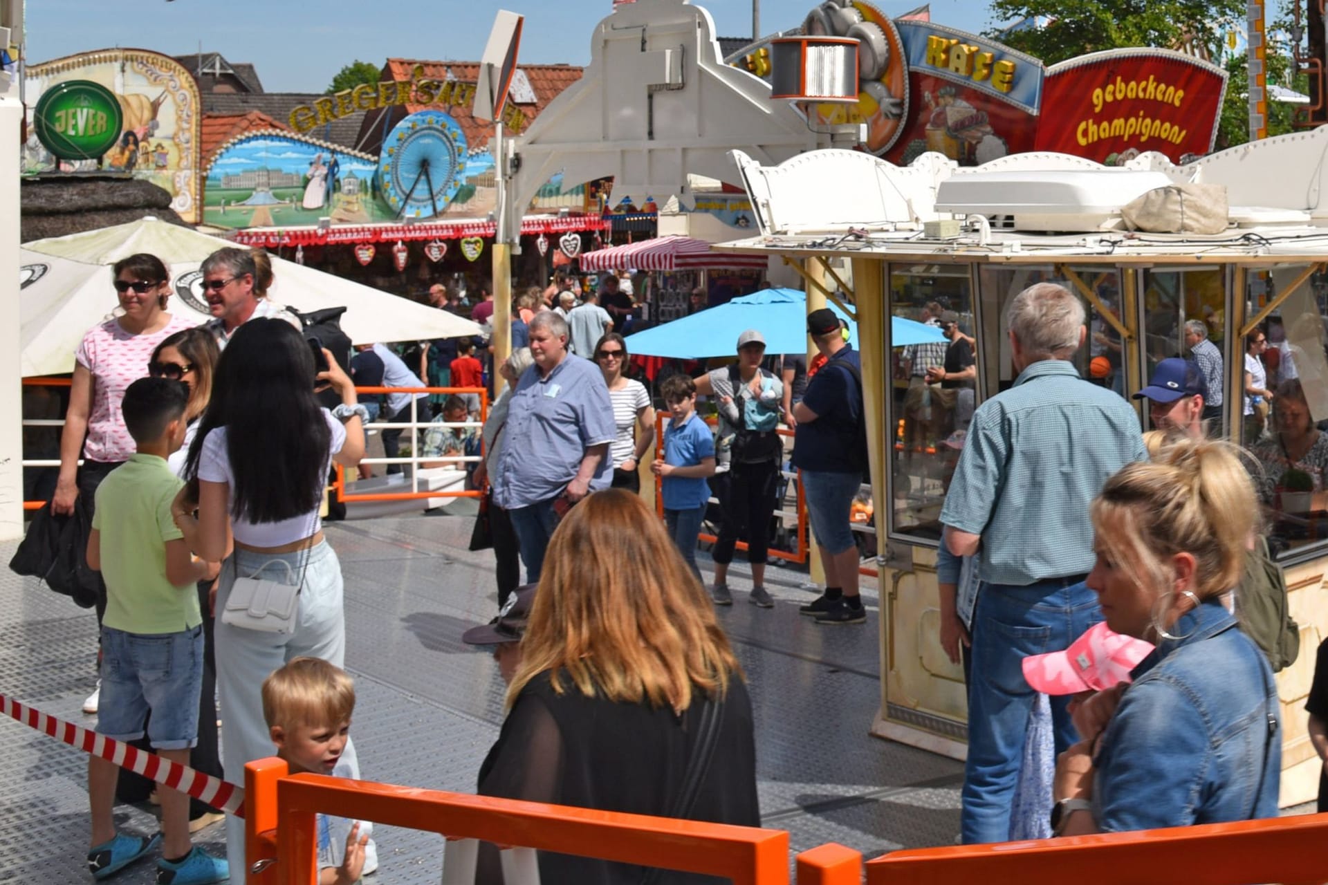 Menschen sind auf dem Pfingstmarkt unterwegs (Archivbild): Jedes Jahr feiern rund 100.000 Besucher in Neukloster – kurz vor den Toren Hamburgs.