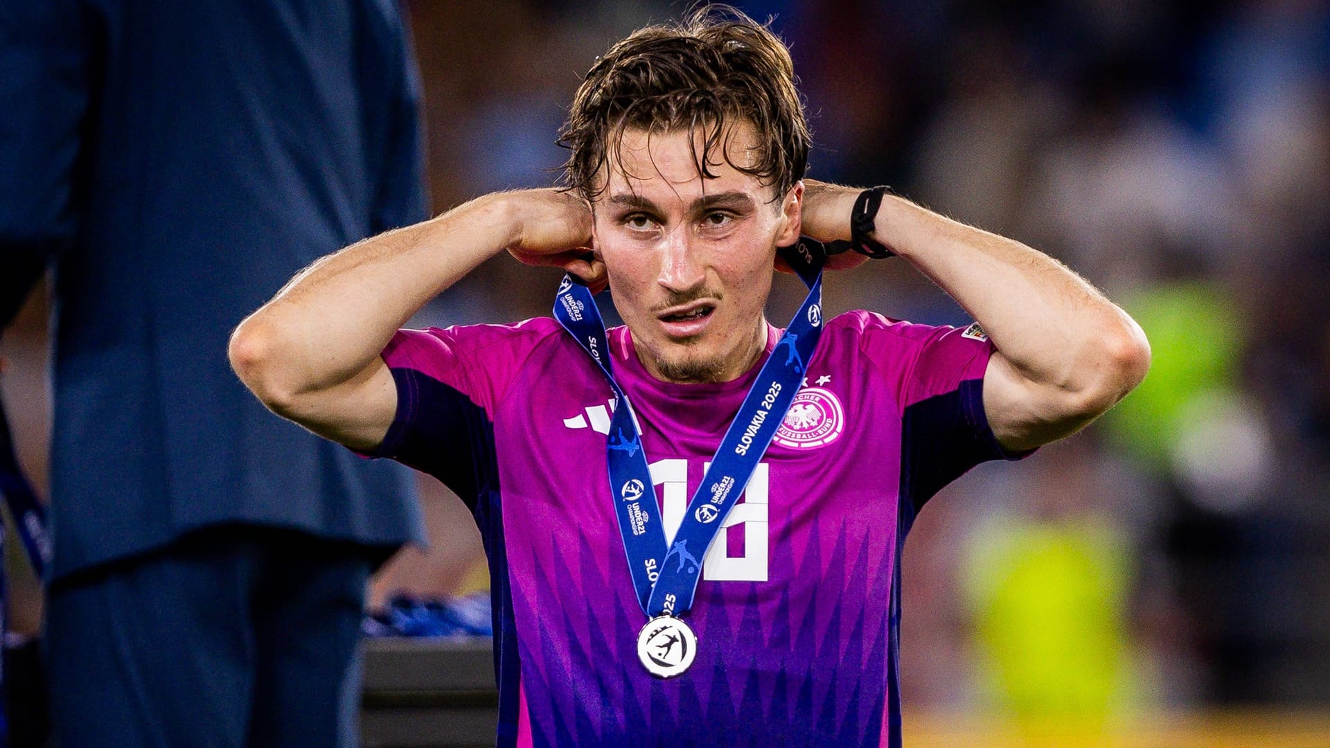Rocco Reitz mit der Silbermedaille nach dem Finale der U21-EM: Auch der Gladbacher konnte die Endspielniederlage gegen England nicht verhindern.