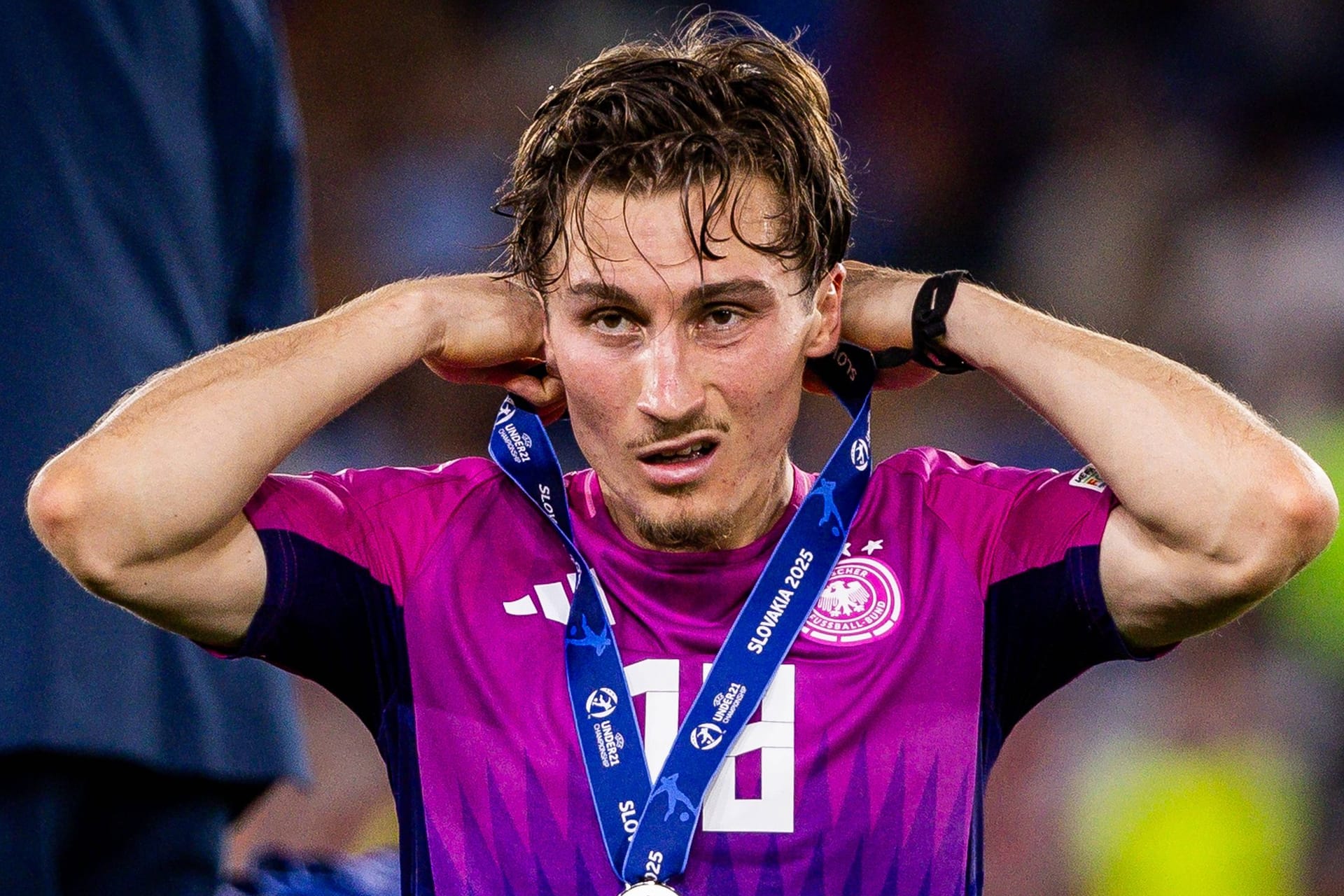 Rocco Reitz mit der Silbermedaille nach dem Finale der U21-EM: Auch der Gladbacher konnte die Endspielniederlage gegen England nicht verhindern.