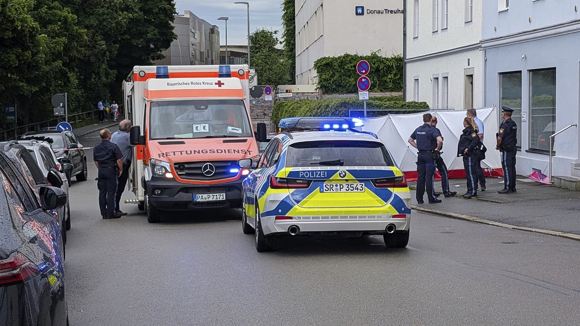 Mann fährt in Passau mit Auto in Menschengruppe Mann fährt in Passau mit Auto in Menschengruppe