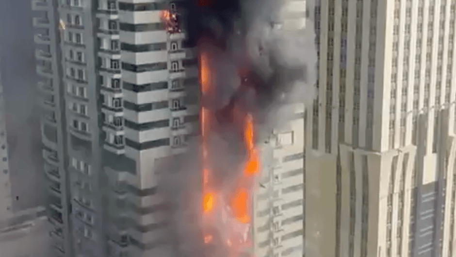 In Dubai brennt der Tiger Tower mit 67 Stockwerken.