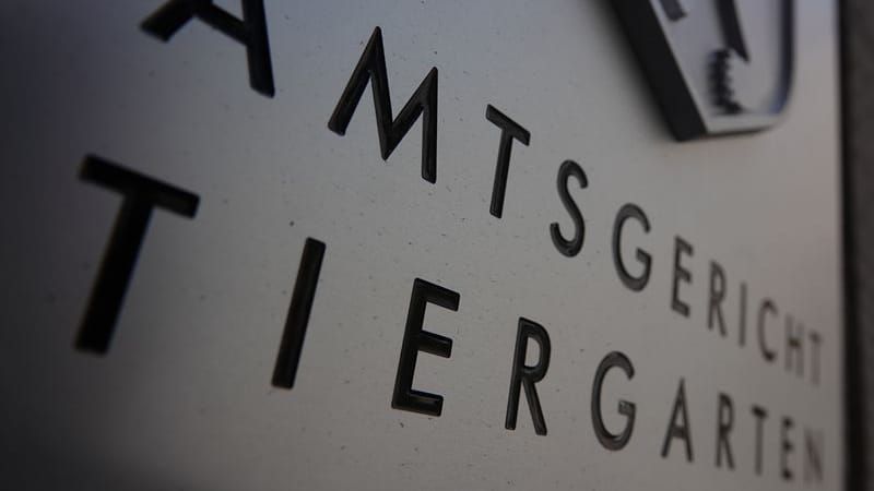Der Eingang vom Amtsgericht Tiergarten mit Schriftzug des Gericht. (zu dpa: «Angriff auf Journalisten: Clan-Mitglied erhält Haftstrafe» Der Eingang vom Amtsgericht Tiergarten mit Schriftzug des Gericht. (zu dpa: «Angriff auf Journalisten: Clan-Mitglied erhält Haftstrafe»