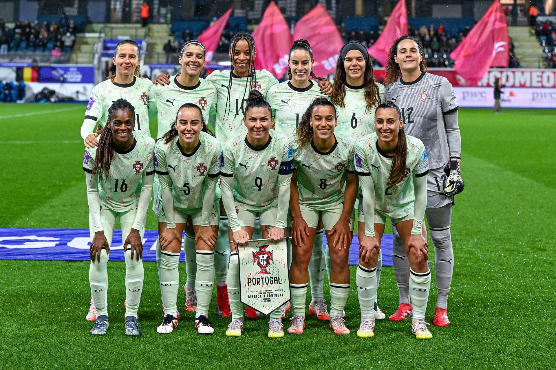 Teamfoto der portugiesischen Frauen-Nationalmannschaft vor dem Spiel gegen Belgein am 26.02.2025. Teamfoto der portugiesischen Frauen-Nationalmannschaft vor dem Spiel gegen Belgein am 26.02.2025.