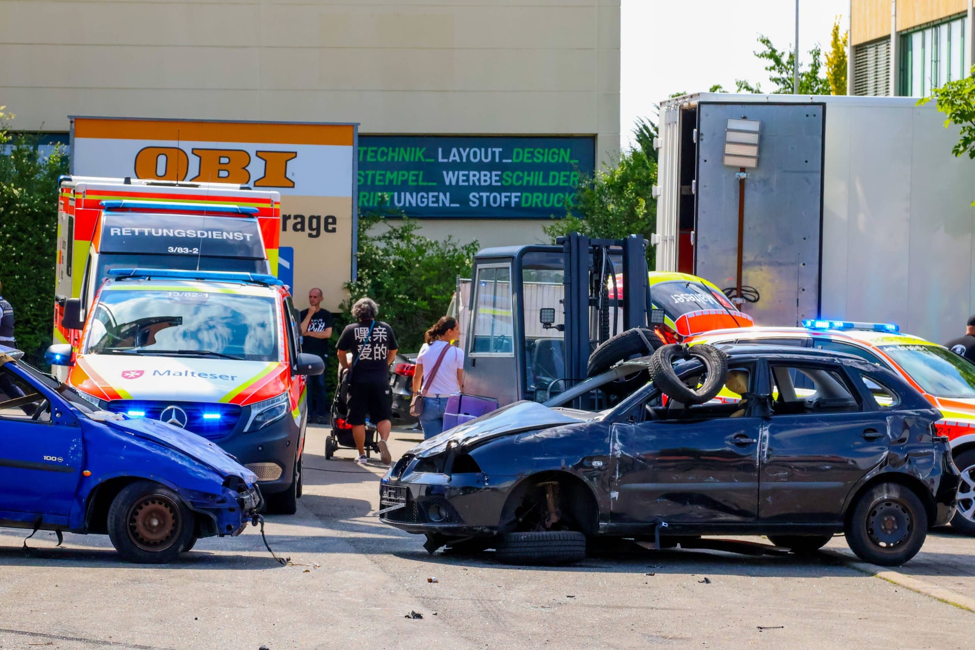 Der Unfallwagen bei der Stuntshow: Mehrere Menschen sind verletzt worden, auch Kinder.