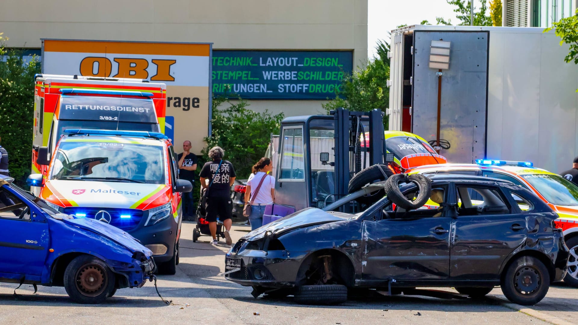 Der Unfallwagen bei der Stuntshow: Mehrere Menschen sind verletzt worden, auch Kinder. Der Unfallwagen bei der Stuntshow: Mehrere Menschen sind verletzt worden, auch Kinder.