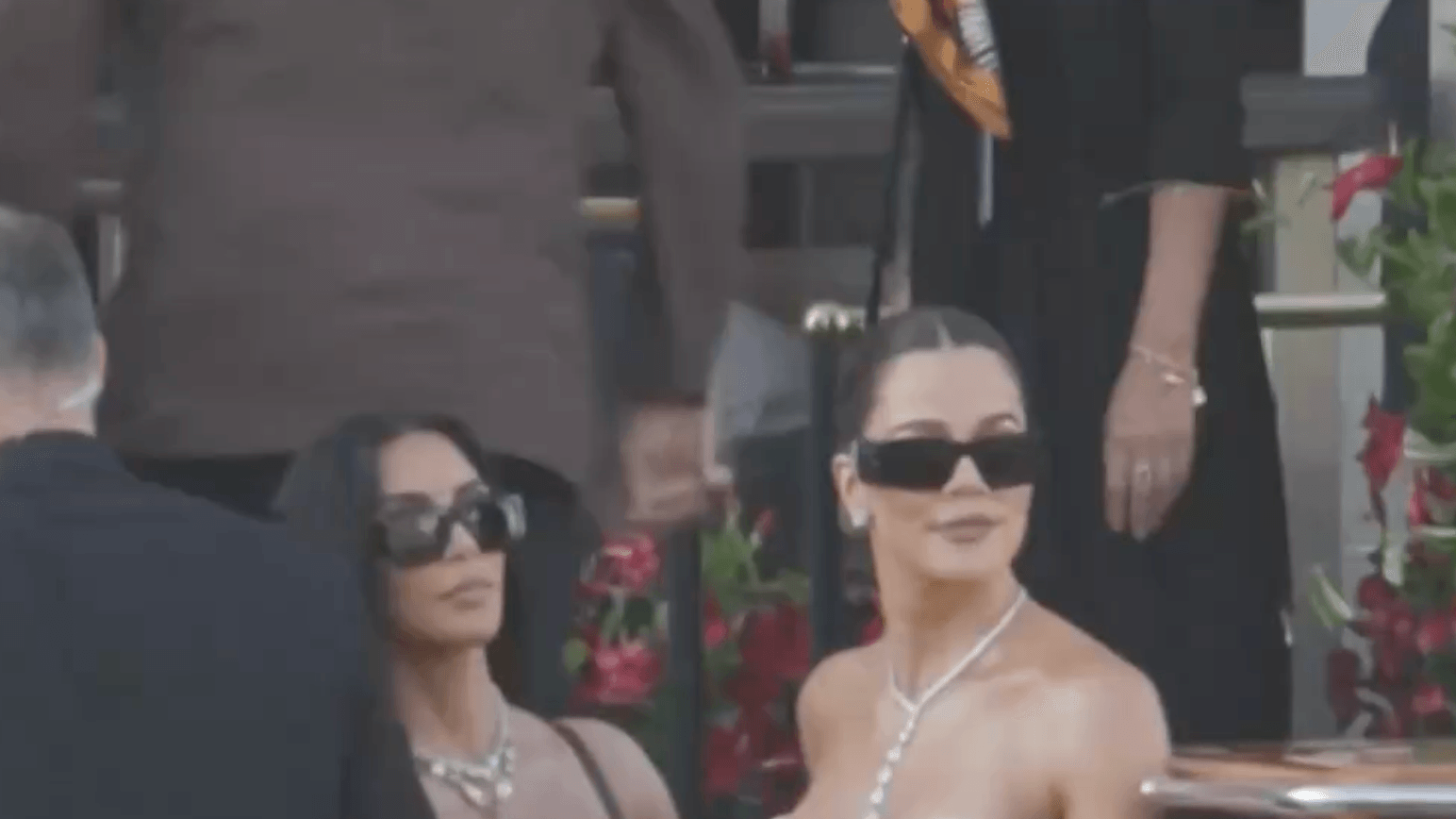 Kim und Khloé Kardashian verlassen das Hotel.