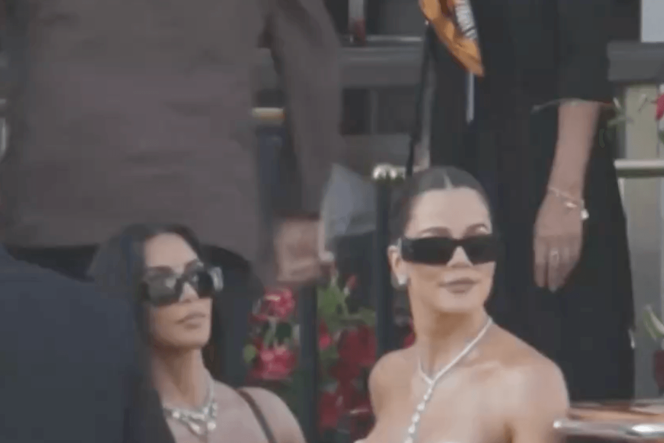 Kim und Khloé Kardashian verlassen das Hotel.