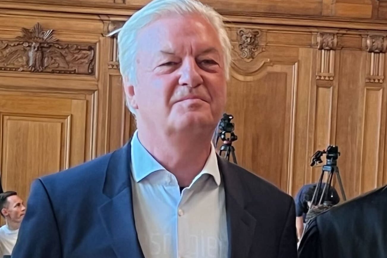Das Ehepaar Stephanie und Jürgen Elsässer, Chef des "Compact"-Magazins, stehen mit ihrem Anwalt vor dem Bundesverwaltungsgericht in Leipzig: Das rechtsextreme Magazin darf nach Gerichtsbeschluss weitermachen.