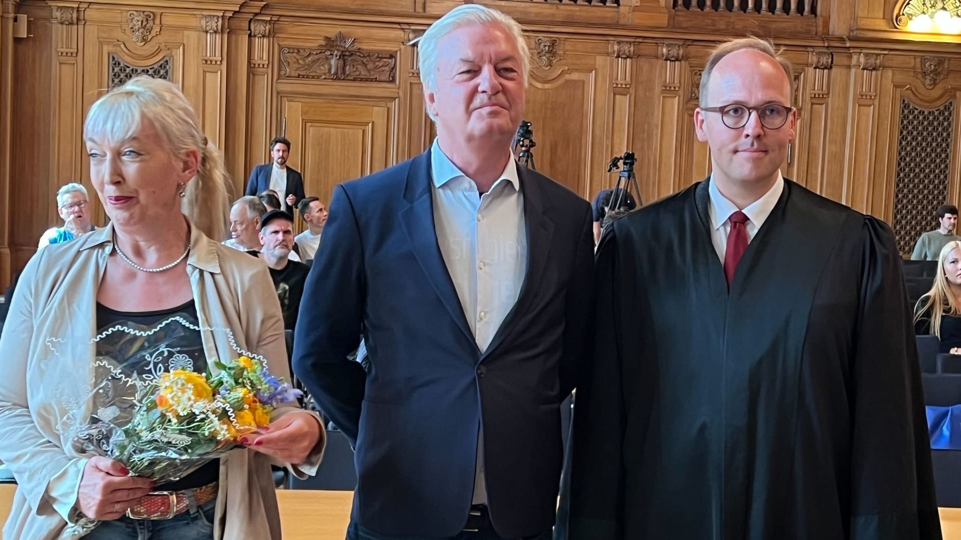 Das Ehepaar Stephanie und Jürgen Elsässer, Chef des "Compact"-Magazins, stehen mit ihrem Anwalt vor dem Bundesverwaltungsgericht in Leipzig: Das rechtsextreme Magazin darf nach Gerichtsbeschluss weitermachen.