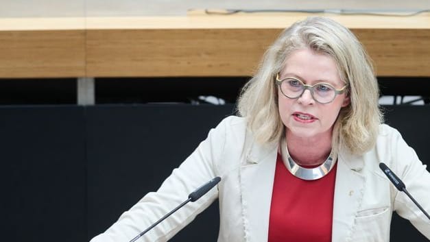 Ute Bonde (CDU), Berliner Senatorin für Mobilität, Verkehr, Klimaschutz und Umwelt, spricht in der Plenarsitzung im Berliner Abgeordnetenhaus zur aktuellen Stunde „Berlin macht Tempo bei Brücken und Verkehrsfluss“. Ute Bonde (CDU), Berliner Senatorin für Mobilität, Verkehr, Klimaschutz und Umwelt, spricht in der Plenarsitzung im Berliner Abgeordnetenhaus zur aktuellen Stunde „Berlin macht Tempo bei Brücken und Verkehrsfluss“.