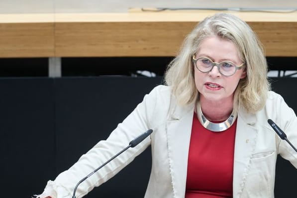 Ute Bonde (CDU), Berliner Senatorin für Mobilität, Verkehr, Klimaschutz und Umwelt, spricht in der Plenarsitzung im Berliner Abgeordnetenhaus zur aktuellen Stunde „Berlin macht Tempo bei Brücken und Verkehrsfluss“.