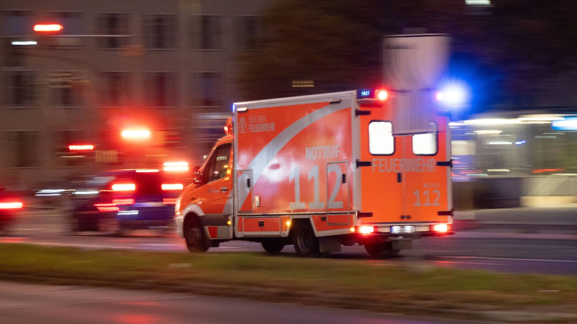 Krankenwagen fährt durch Berlin (Symbolbild) Krankenwagen fährt durch Berlin (Symbolbild)