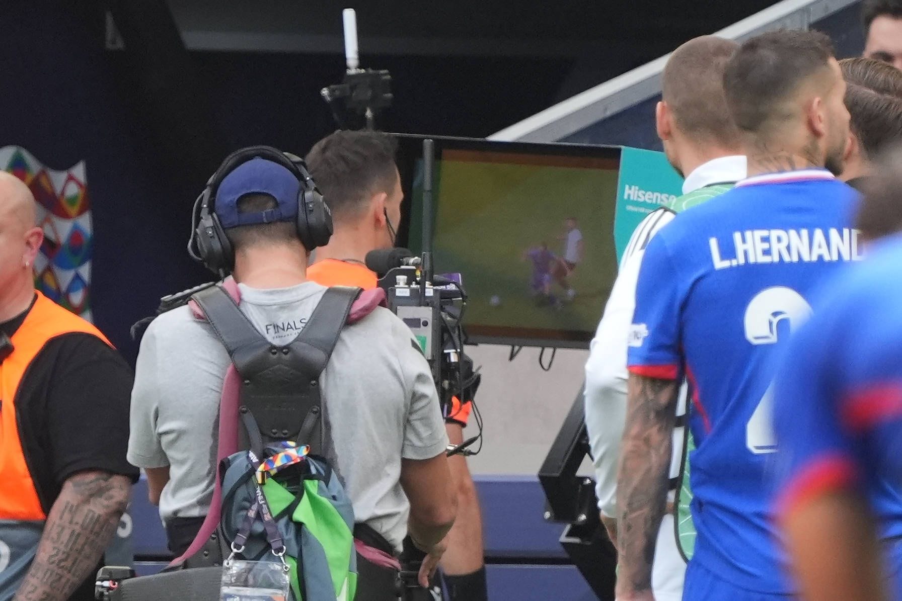 Schiedsrichter Ivan Kružliak sieht sich die Szene nach einem Hinweis des Video-Assistenten erneut an.